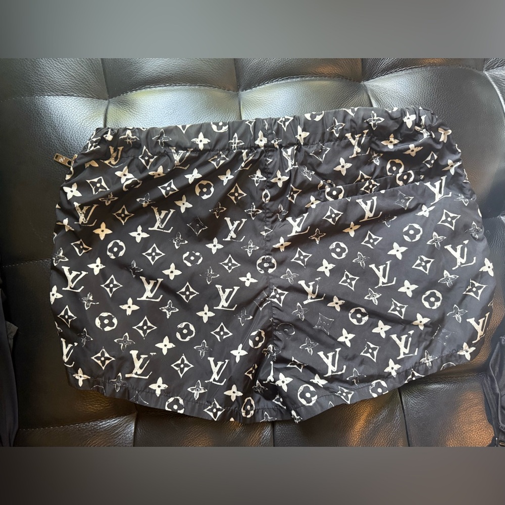 Louis Vuitton stencils-effect monogram shorts - Picture 2 of 5